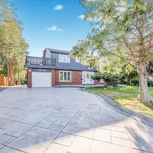 Stunning 7 Bedroom Rougeview With 2 Kitchens, 5 Bathrooms, Amazing Backyard & 8-car Parking Holiday home Toronto